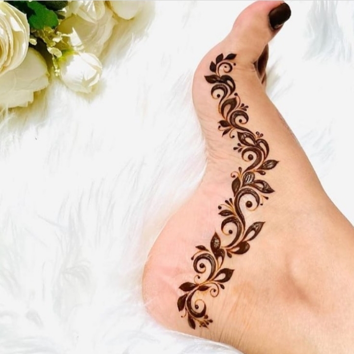 Beautiful Mehndi Design on the Feet of a Hind Bride. Stock Image - Image of  marriage, indian: 254198927