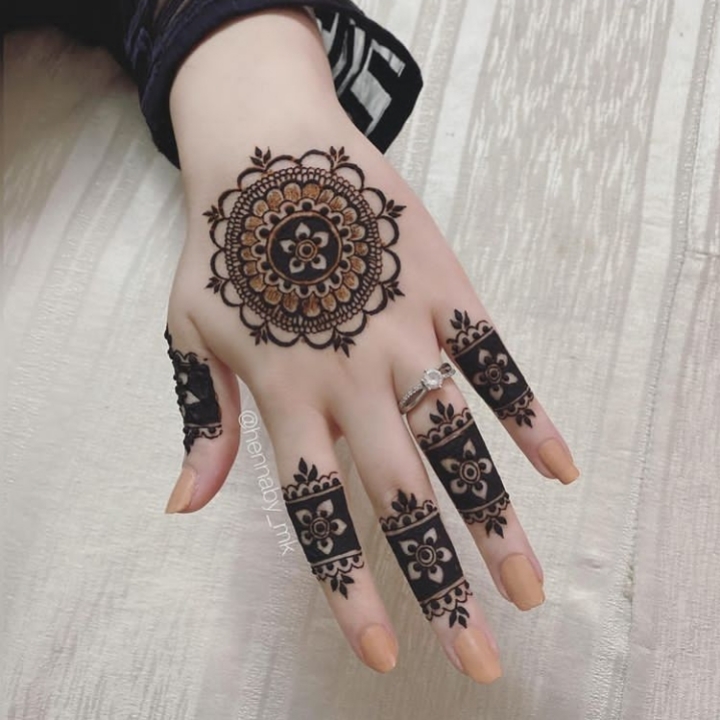 Henna Finger Design