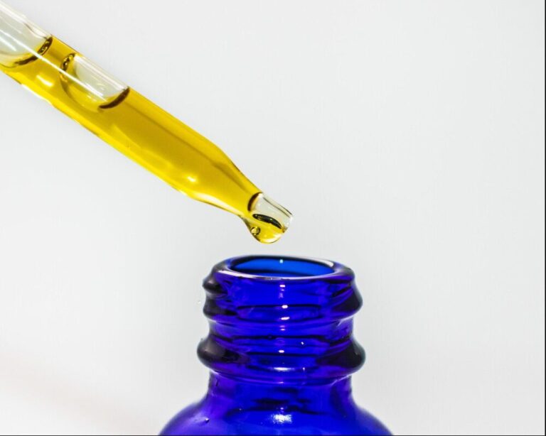 Breaking Down the Differences Between Oil-Based and Water-Soluble Cannabis Tinctures